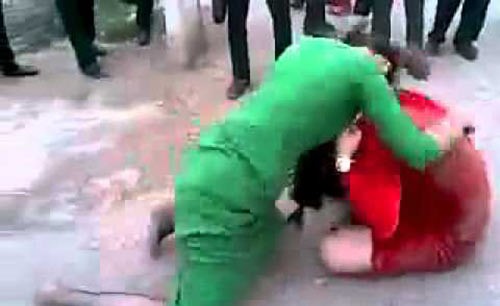 بالفيديو.. رد فعل سيدة ضبطت زوجها في أحضان فتاة.. شاهدوا كيف انتقمت منها؟