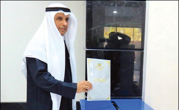 د.فالح العزب خلال تقديم كشف ذمته المالية