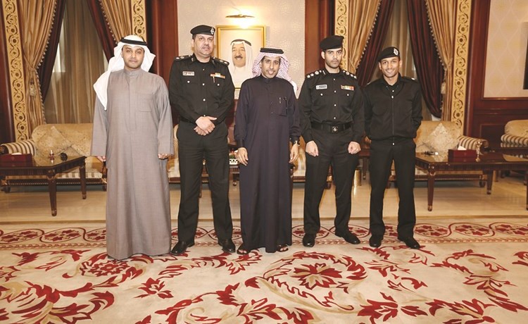 د. محمد كومان متوسطا عددا من ضباط وزارة الداخلية﻿