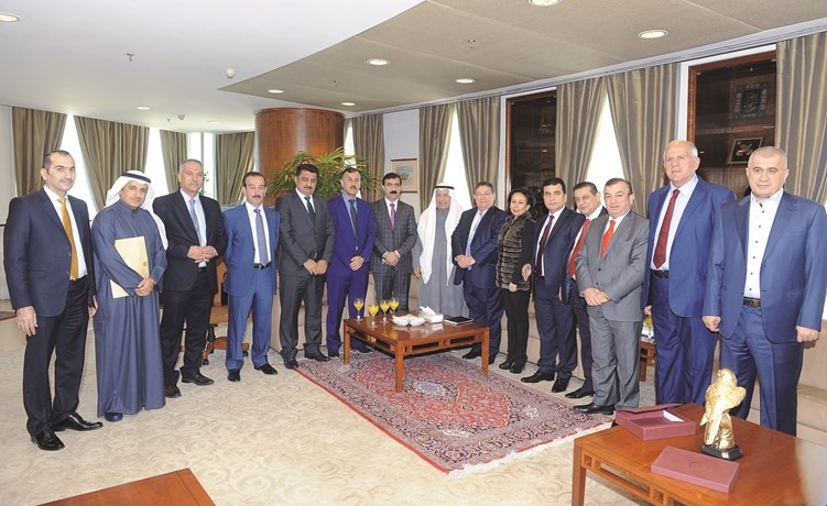 أعضاء غرفة التجارة برئاسة علي الغانم في لقطة جماعية مع ممثلي الوفد العراقي ﻿