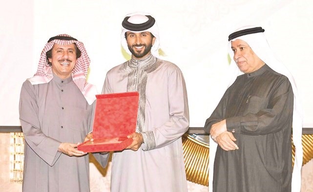 السفير الشيخ عزام الصباح مع الشيخ ناصر بن حمد وعيسى بن راشد﻿