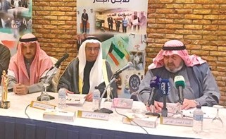 إبراهيم البغلي وفيصل القناعي وعلي حسن خلال المؤتمر الصحافي﻿