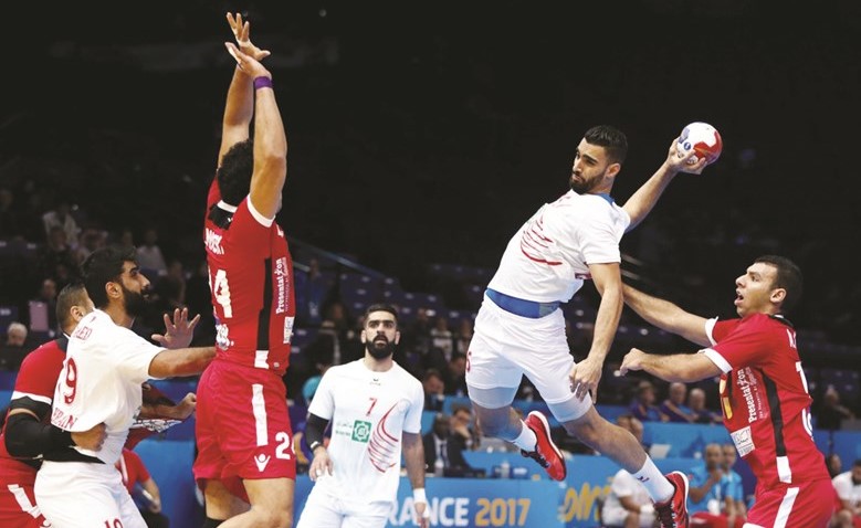 ندية كبيرة شهدها اللقاء بين المنتخبين المصري والبحريني	 (رويترز)﻿