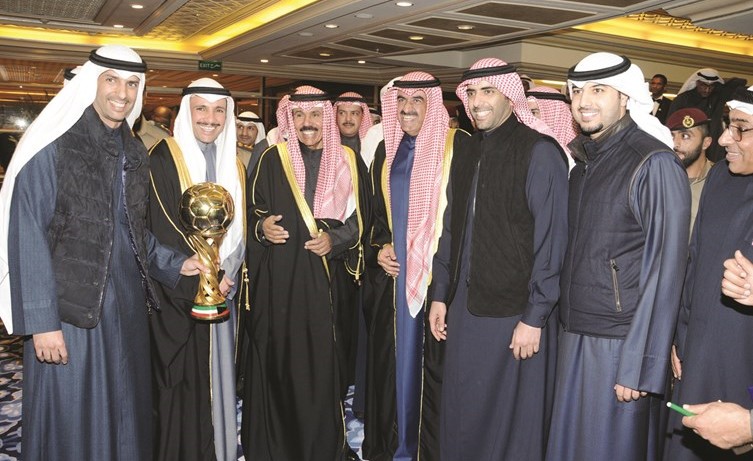 سمو ولي العهد الشيخ نواف الأحمد ورئيس مجلس الأمة مرزوق الغانم مع رئيس نادي الكويت عبدالعزيز المرزوق وفهد وخالد الغانم﻿
