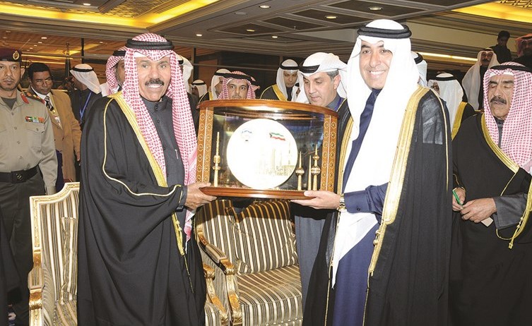 سمو ولي العهد يتلقى درعا تذكارية من رئيس اتحاد الكرة فواز الحساوي﻿