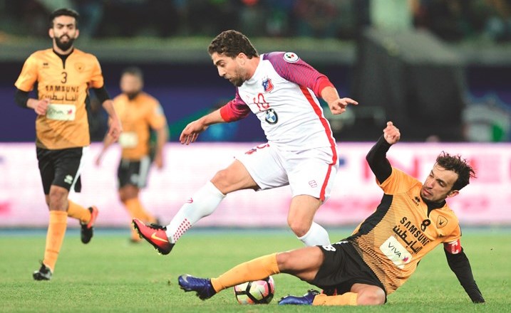 فراس الخطيب يحاول المرور من صالح الشيخ	 (الأزرق.كوم)﻿