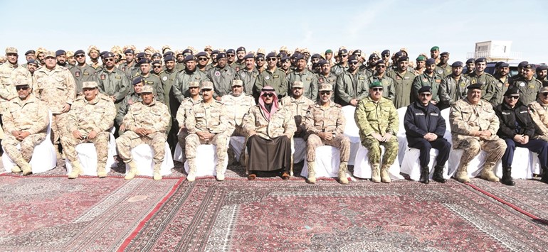 الشيخ محمد الخالد والفريق الركن محمد الخضر والفريق الركن هاشم الرفاعي والفريق خالد المكراد مع المشاركين في التمرين وعدد من القيادات العسكرية الأمنية﻿