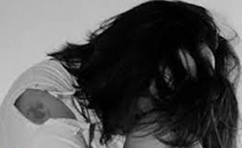 ضربته بآلة كانت بالمقعد.. سائق يخدع امرأة ويذهب بها إلى أحد الشوارع الضيقة لمحاولة اغتصابها بالسعودية