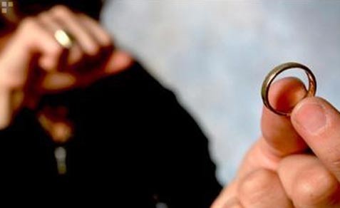 طلاق زوجين بعد 17 يوماً من زفافهما بسبب تطفيش الوالدين!