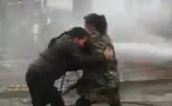 شاهد معركة مياه بين امرأتين