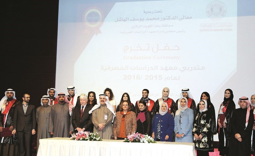 د.يعقوب الرفاعى متوسطا المشاركين في البرامج التدريبية ﻿