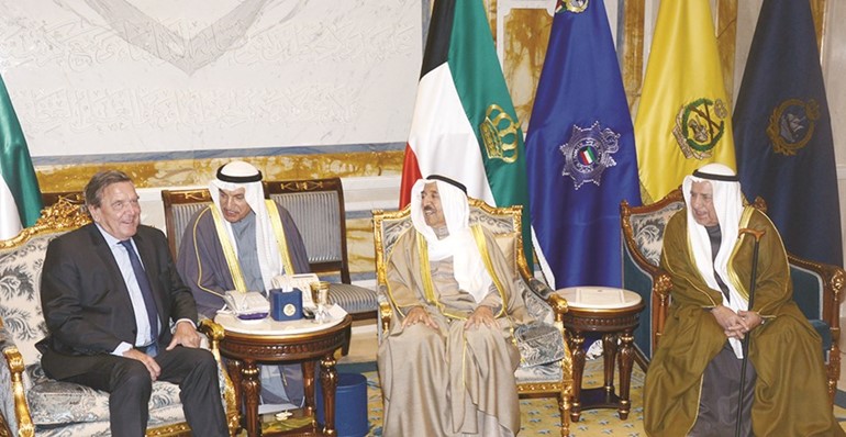 صاحب السمو الامير الشيخ صباح الاحمد مستقبلا علي الغانم وجيرهارد شرودر﻿