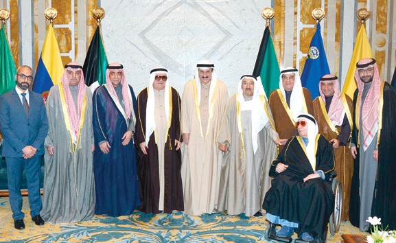 صاحب السمو الأمير الشيخ صباح الأحمد لدى استقباله عبدالفتاح محمد معرفي وعبدالإله محمد معرفي ومحمد تقي معرفي ويعقوب صادق معرفي ويوسف صادق معرفي واحمد صادق معرفي