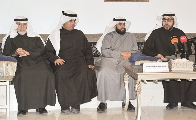 اسامة الشاهين وعبدالله فهاد ومشعان الهاجري خلال اللقاء	(زين علام) ﻿