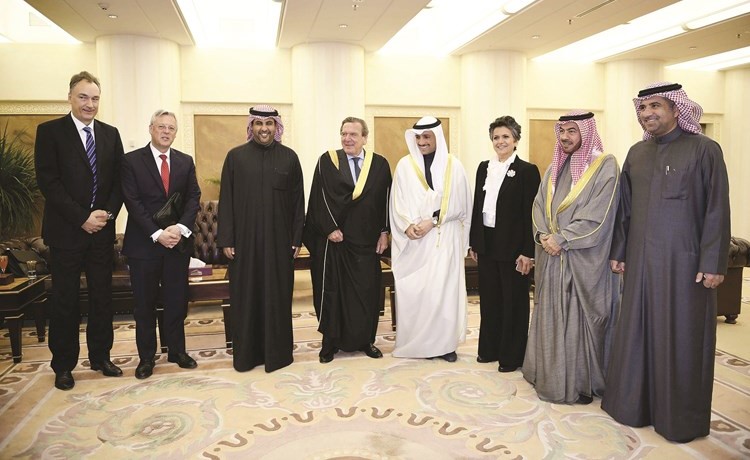 رئيس مجلس الأمة مرزوق الغانم والمستشار السابق لجمهورية ألمانيا الاتحادية غيرهارد شرويدر يتوسطان د.عودة الرويعي وعلي الدقباسي وصفاء الهاشم ويوسف الفضالة﻿