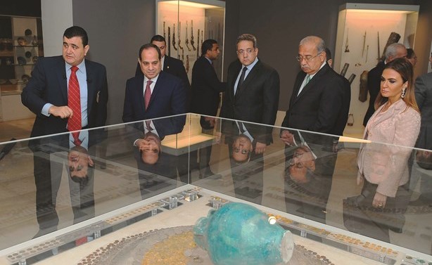 الرئيس عبدالفتاح السيسي يستمع لتاريخ الفن الإسلامي خلال جولته بالمتحف 	(ا.ف.پ)﻿
