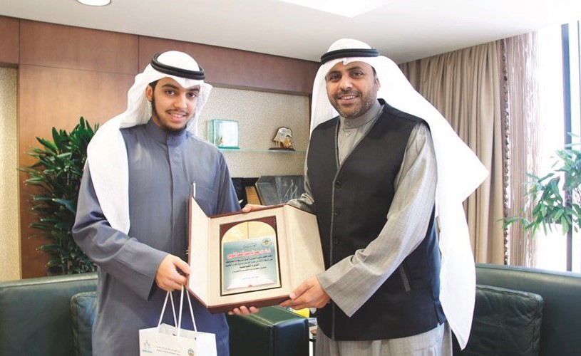 الوزير محمد الجبري مكرما القارئ عبدالرحمن الشويع ﻿