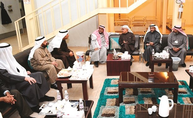 د.إبراهيم الصالح مستقبلا بدر شيخان الفارسي في بيت الزكاة ﻿