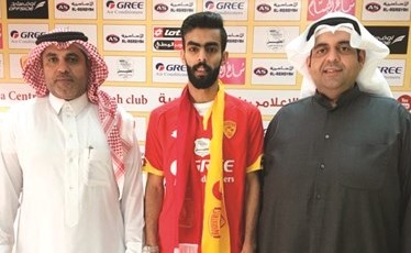 أحمد الظفيري يرتديفانيلة القادسية السعودي﻿