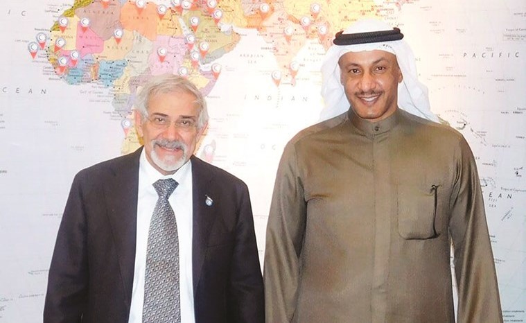 السفير قصي الفرحان خلال لقائه د.هلال الساير ﻿