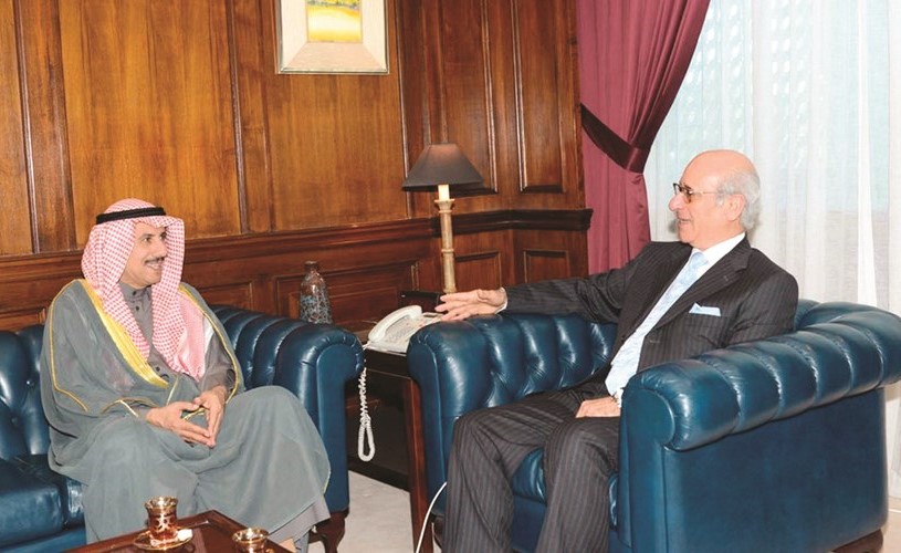  محمد المطوع مستقبلا السفير الشيخ عزام الصباح﻿