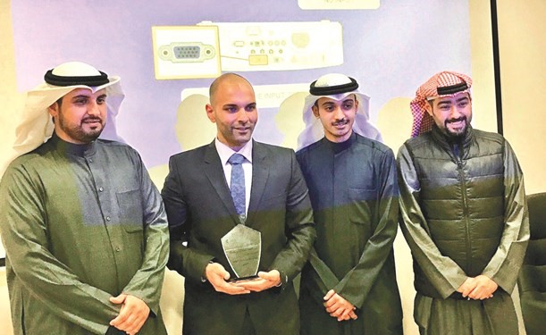 درع تكريمية الى م. الدحيلب عقب ورشة العمل ﻿