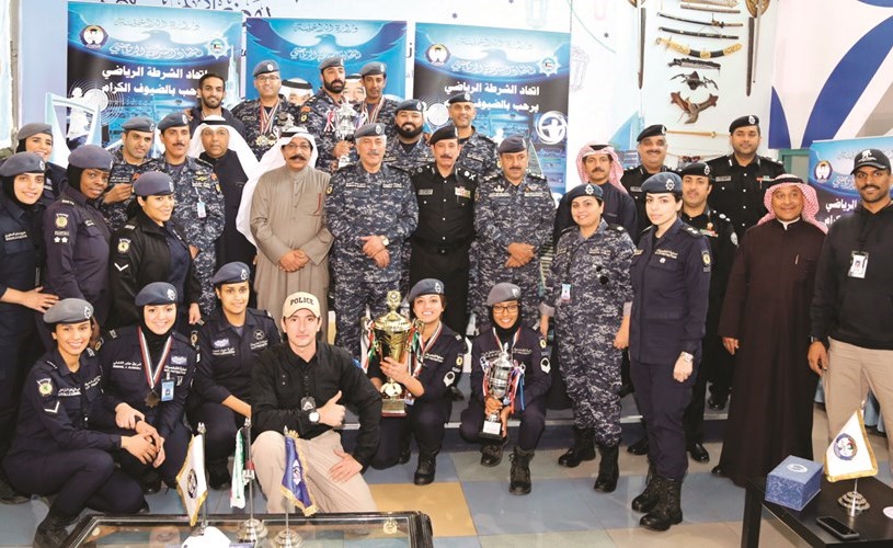الدوسري والمهنا والعوضي مع الفائزات بالالقاب ﻿