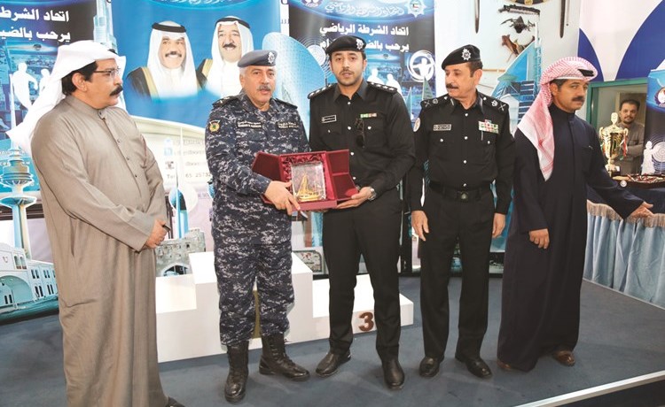 اللواء الدوسري والمهنا والعوضي خلال التكريم ﻿