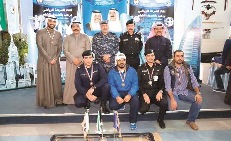 الدوسري والمهنا والعوضي مع الفائزين بالبطولة ﻿