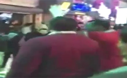 بالفيديو..معركة عنيفة بين سوريين ومصريين تنتهي بتدخل قوات الأمن .. والسبب صادم !