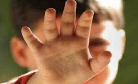 جريمة تهز لبنان.. كيف تصرفت هذه الام بعد اغتصاب طفلها من 3 قاصرين؟