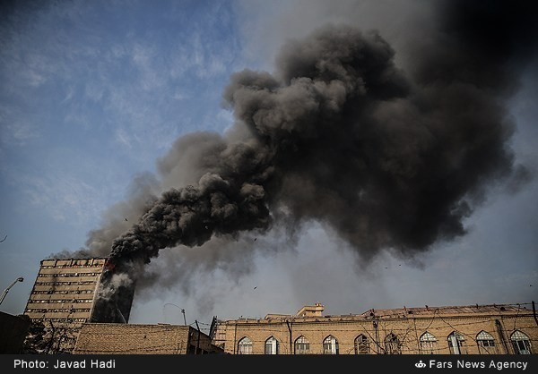 بالفيديو.. مقتل 30 من رجال الإطفاء جراء انهيار مبنى تجاري في طهران
