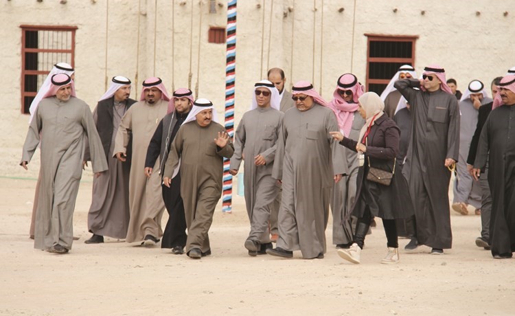 الشيخ علي الجراح ومحمد شرار وعبدالعزيز اسحق خلال جولة في القرية﻿