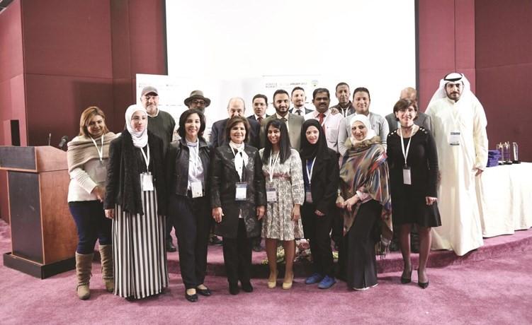 لقطة تذكارية للمكرمين من اللجنة المنظمة للمعرض ﻿