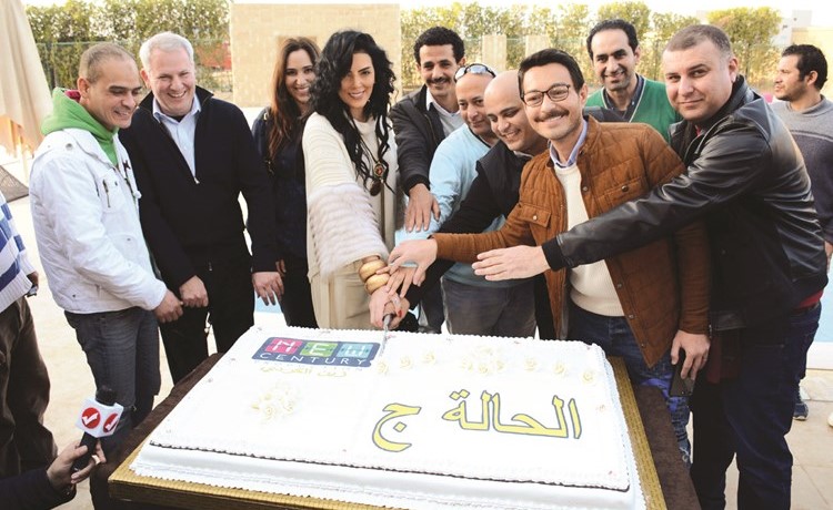 حورية تحتفل وفريق عمل الحالة ج ببدء التصوير	(سيد عبد ربه)﻿