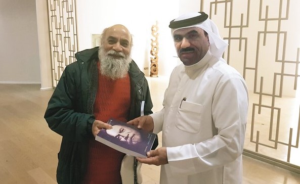 الفنان القدير عبدالله السعداوي يهدي الأنباء نسخة من كتابه﻿