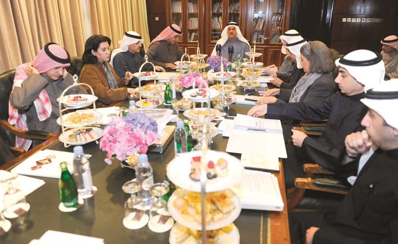 الشيخ سلمان الحمود خلال اجتماعه مع أعضاء مجلس إدارة المجلس الوطني للثقافة﻿