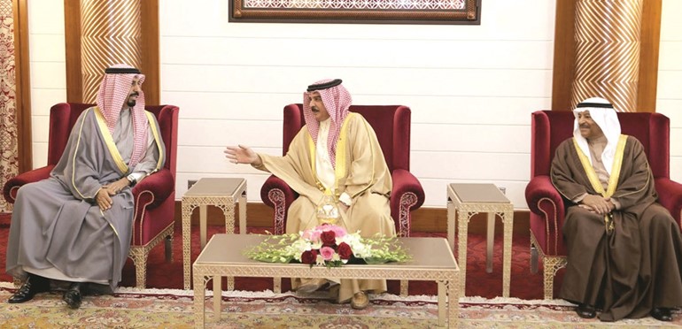 العاهل البحريني الملك حمد بن عيسى آل خليفة مستقبلا السفير الشيخ علي الخالد بمناسبة زيارته للمملكة ﻿