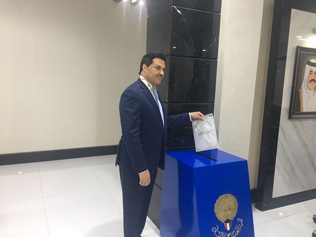 د.جمال الحربي لدى تقديم كشف بذمته المالية