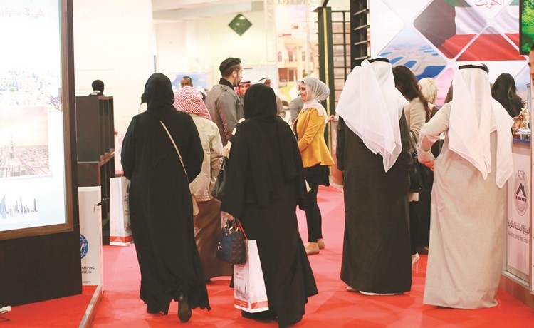 لقطة من المعرض السابق للشركة حيث كثرة الزائرين للمعرض ﻿