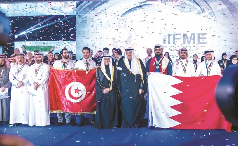 الشيخ سلمان الحمود وطلال الخرافي في صورة تذكارية مع المخترعين الفائزين بميداليات المعرض الذهبية والفضية والبرونزية﻿