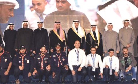 الشيخ سلمان الحمود الصباح وطلال الخرافي في صورة تذكارية مع أعضاء اللجنة المنظمة للمعرض﻿