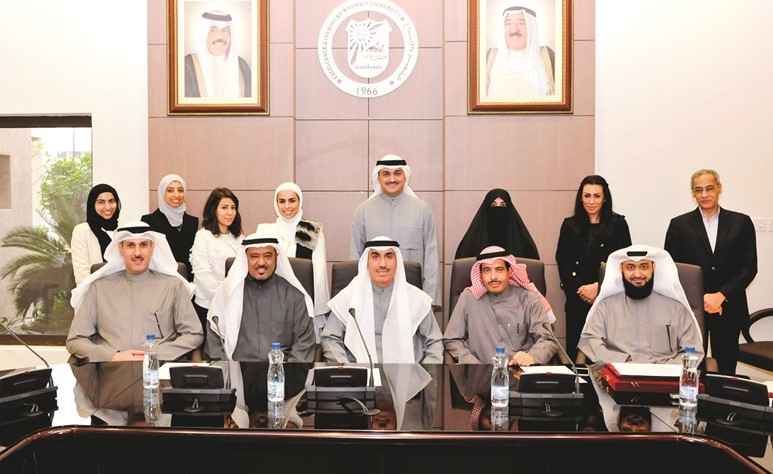 مدير جامعة الكويت كرّم فريق تخطيط القوى العاملة