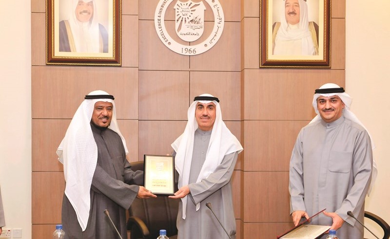 مدير جامعة الكويت كرّم فريق تخطيط القوى العاملة