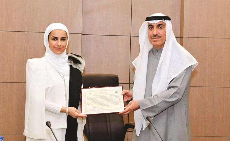 مدير جامعة الكويت كرّم فريق تخطيط القوى العاملة