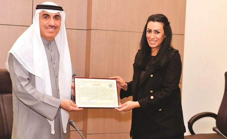 مدير جامعة الكويت كرّم فريق تخطيط القوى العاملة
