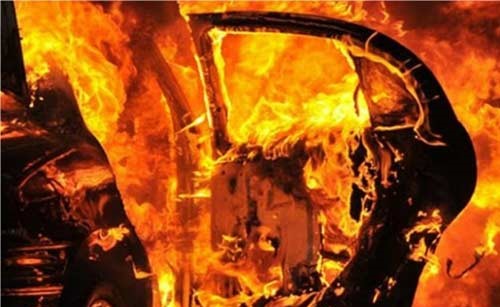 العثور على جثة فنّانة شهيرة متفحمة في سيارتها!