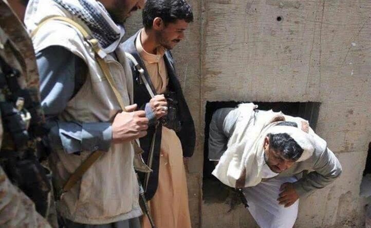 صورة لمحمد الحوثي لحظة خروجه من كهف يختبئ به تثير سخرية المغردين