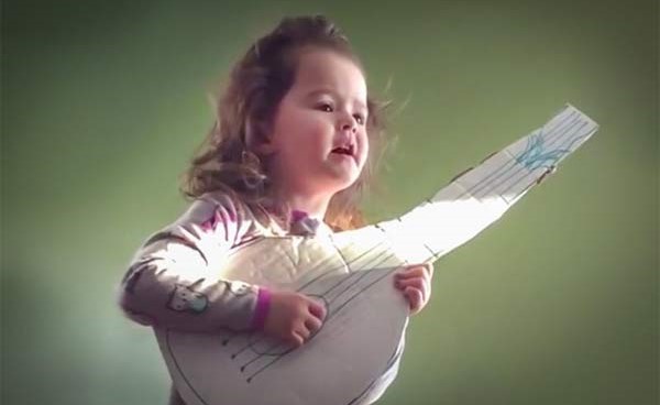 بالفيديو.. طفلة تذهل العالم بأدائها لأغنية «Hello»