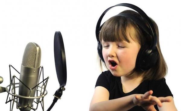 بالفيديو.. طفلة تذهل العالم بأدائها لأغنية «Hello»